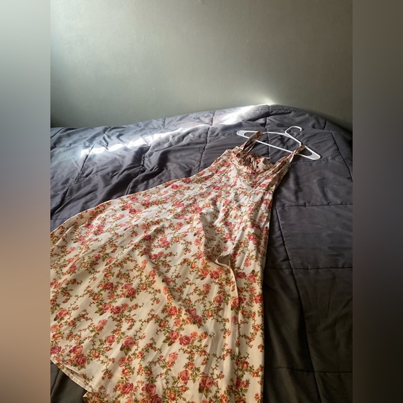 Beautiful floral dress - Picture 6 of 7